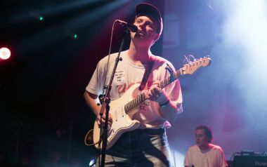 O Mac DeMarco τραγουδά Billy Joel, karaoke 