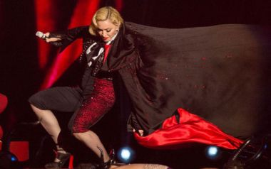 Αντιδράσεις προκάλεσε η πτώση της Madonna στα Brit Awards.. 