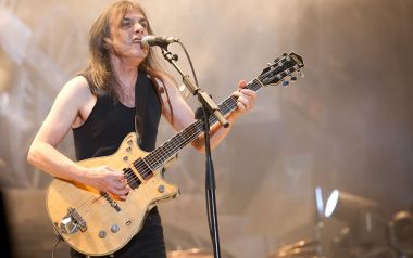 Foo Fighters, Guns N Roses τραγουδούν AC/DC στην μνήμη του Malcolm