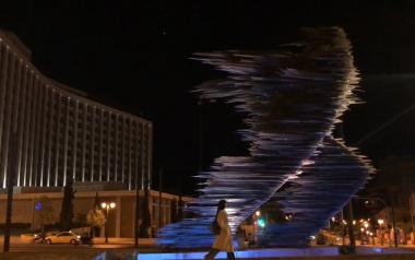 ENTER: Ένα σκούτερ στη Σεούλ, χορός στις γέφυρες της Γενεύης, ένα άβαταρ σε ρόλο εικονικού μέντιουμ, ένας φόρος τιμής σε τοπόσημα της Αθήνας...