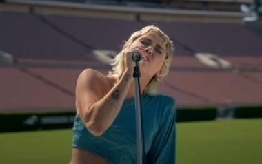 H Miley Cyrus τραγούδησε το Help σε άδειο στάδιο