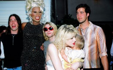 Kurt Cobain, Dave Grohl αγκαλιά με την (τον) RuPaul