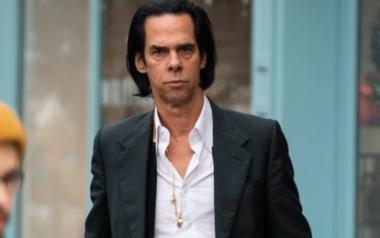 O Nick Cave απαντά σε ερώτηση γιατί δεν γράφει στην εποχή μας τραγούδια διαμαρτυρίας 