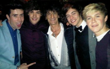 O Ronnie Wood των Rolling Stones παίζει με τους One Direction