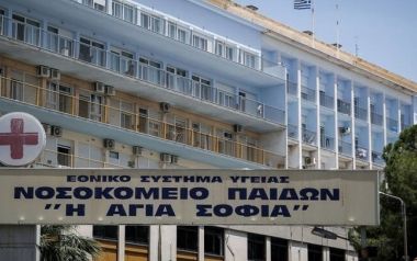  37χρονη στον Βύρωνα πέταξε από το μπαλκόνι της πετρέλαιο σε νεαρά κορίτσια- Είπε ότι την ενοχλούσαν