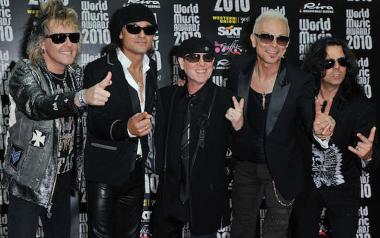 Ελληνικό ραδιόφωνο από το πρωί μέχρι το βράδυ, παίζουν τα ίδια και τα ίδια