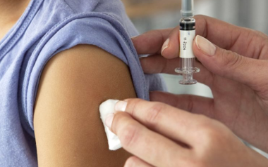 Όποιος κάνει το εμβόλιο δεν είναι άτρωτος, δεν είναι όμως και χαζός, αφού μειώνει τις πιθανότητες να νοσήσει βαριά