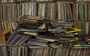 Πώς μπορώ να μάθω τι αξία έχουν τα παλιά μου βινύλια;