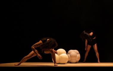 Χορός στη Στέγη: Rootless Root , Πόσο συχνά συναντάμε σε ομάδες χορού την ελευθερία και τον πειραματισμό με υλικά όπως το μάρμαρο; 