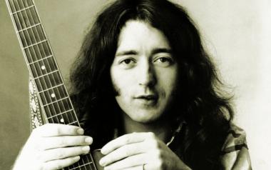 Αυτή μου η αγάπη δεν είναι για άλλον παρά για τον τεράστιο Rory Gallagher!  