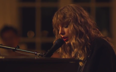 H Taylor Swift έπαιξε το “New Year’s Day” ζωντανά στην σειρά “Scandal”