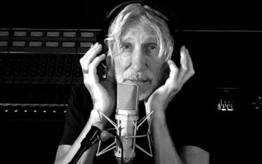 O Roger Waters παίζει στο σπίτι του τραγούδια από το Wall