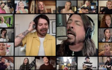 Μετά από μεγάλη μάχη, Νο 1 στην Αγγλία το Times Like These