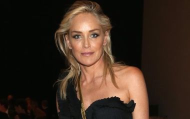 Τι ακούει η Sharon Stone που έγινε 64 ετών