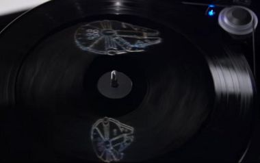 Το βινύλιο soundtrack του The Force Awakens, δείχνει ένα μικρό ολόγραμμα καθώς παίζει...