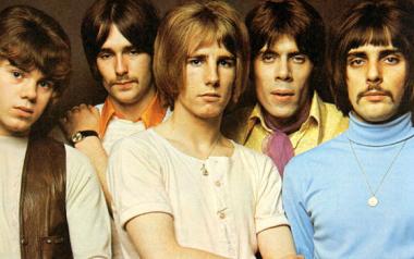 Σε κάνει ν' αναρωτιέσαι που πήγαν πολλοί από τους παθιασμένους ραδιοφωνικούς μουσικούς παραγωγούς. Playlist killed the radio dj...