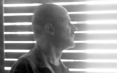 Ο Θοδωρής Σουρβίνος γράφει και παίζει pop τραγούδια από τα μέσα της δεκαετίας του 90