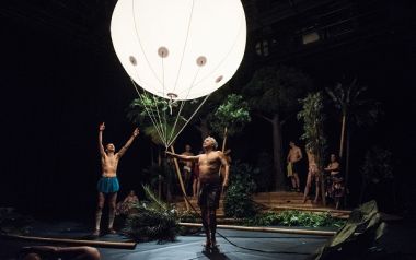 Οι «Όρνιθες» του Νίκου Καραθάνου σε ζωντανή αναμετάδοση από τη Νέα Υόρκη!