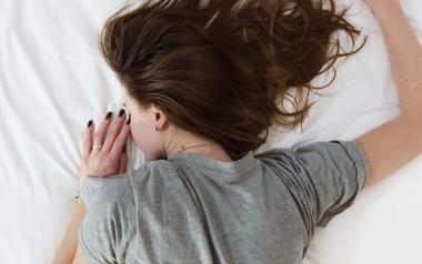 Καλοκαίρι: Το έξυπνο κόλπο για να κοιμηθείτε όταν κάνει ζέστη