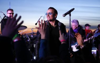 Γλύτωσε στο τσακ ο Bono την πτώση του Lear Jet του