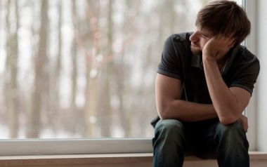 Έρευνα: Όσο μεγαλώνουμε, τόσο λιγότερο ευτυχισμένοι είμαστε