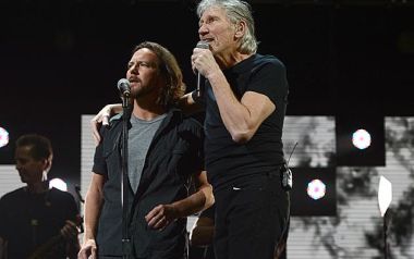 Roger Waters & Eddie Vedder: Comfortably Numb