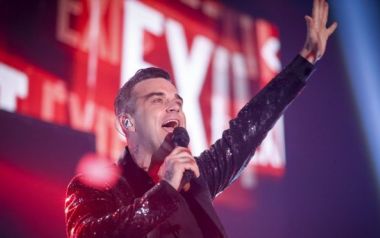 O Robbie Williams θα ανοίξει με συναυλία το παγκόσμιο κύπελλο