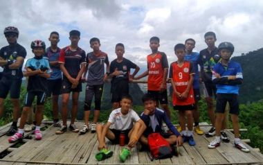 «Συγγνώμη» ζητά μέσα από το σπήλαιο ο προπονητής των εγκλωβισμένων μικρών ποδοσφαιριστών 