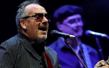 O Elvis Costello ακύρωσε την περιοδεία του μετά από εγχείρηση για επιθετική μορφή καρκίνου