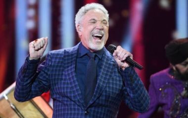 Στο νοσοκομείο ο Τομ Τζόουνς – Ακύρωσε συναυλία