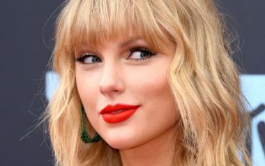 Το άλμπουμ της Taylor Swift, Folklore, είναι το πρώτο με 1 εκατ. στο 2020 