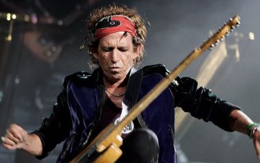 Keith Richards ίσως γιορτάσω τα 60 χρόνια των Stones σε νέο αναπηρικό καροτσάκι