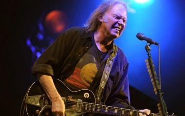Μετά τον Dylan και ο Neil Young πούλησε το 50% των τραγουδιών του