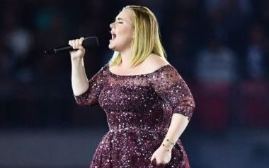 Ζημιά στις φωνητικές χορδές ανάγκασε την Adele να αναβάλλει 2 εμφανίσεις 