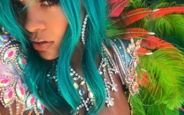 Εντυπωσιακή εμφάνιση της Rihanna στα Barbados