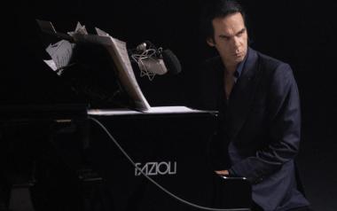 O Nick Cave στο Alexandra Palace, μόνος με το πιάνο του