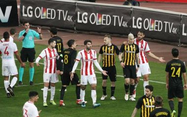 Έχασε πάλι ο Ολυμπιακός από την ΑΕΚ με 2-1