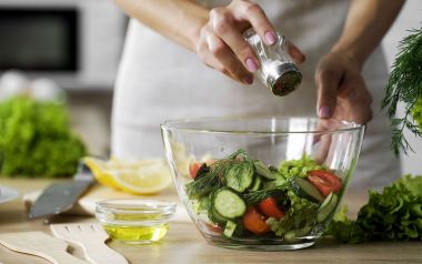 Αλάτι: Ποια είναι τα σημάδια που στέλνει το σώμα σας, όταν τρώτε πολύ 