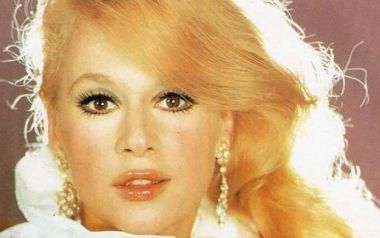  «Η Αλίκη γράφει»: Η στήλη της Αλίκης Βουγιουκλάκη σε εφημερίδα