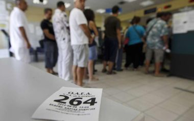 Η ανεργία μειώνεται, οι άνεργοι αυξάνονται...