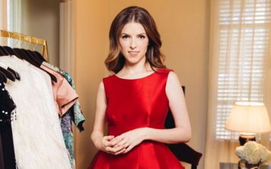 H Anna Kendrick δημοσιοποιεί ότι σκέφτεται..