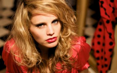 10 χρόνια πριν, το 2011  Anna Calvi - Desire 