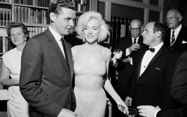 To φόρεμα της Marilyn Monroe 'Happy Birthday, Mr. President' πωλήθηκε για 4,8 εκατομμύρια δολάρια