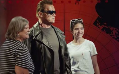 Ο Arnold Schwarzenegger τρομάζει επισκέπτες στο μουσείο Madame Tussauds