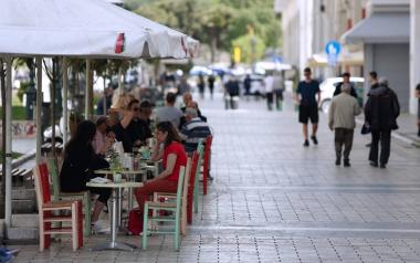 Ν. Χαρδαλιάς: Επιτρέπεται η μουσική σε εξωτερικούς χώρους εστίασης - Επεκτείνεται το ωράριο κυκλοφορίας μέχρι τη 01:30