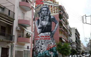 Εντυπωσιακό γιγάντιο γκράφιτι της Μελίνας Μερκούρη κοσμεί πολυκατοικία στην Πάτρα
