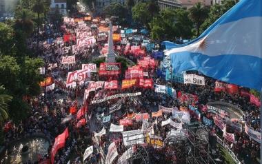 Αργεντινή: χιλιάδες στον δρόμο εναντίον της νέας συμφωνίας με το ΔΝΤ