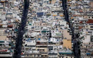 Le Monde: Οι Ελληνες ξεπουλάνε στους ξένους τα ακίνητα στο κέντρο της Αθήνας