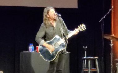 O Dave Grohl έπαιξε Nirvana και Foo Fighters στην παρουσίαση του βιβλίου του