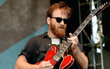 Shine on Me-Dan Auerbach με Mark Knopfler